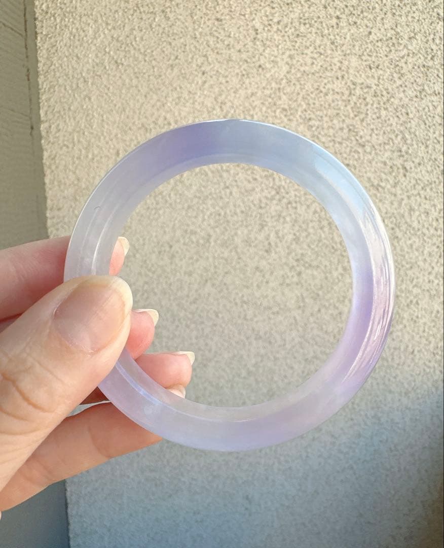 透明感のある薄紫の翡翠ヒスイバングル