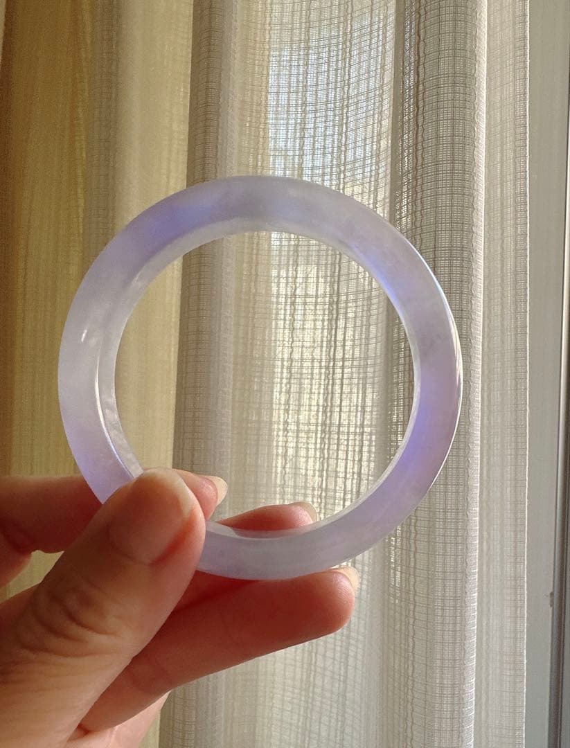 透明感のある薄紫の翡翠ヒスイバングル