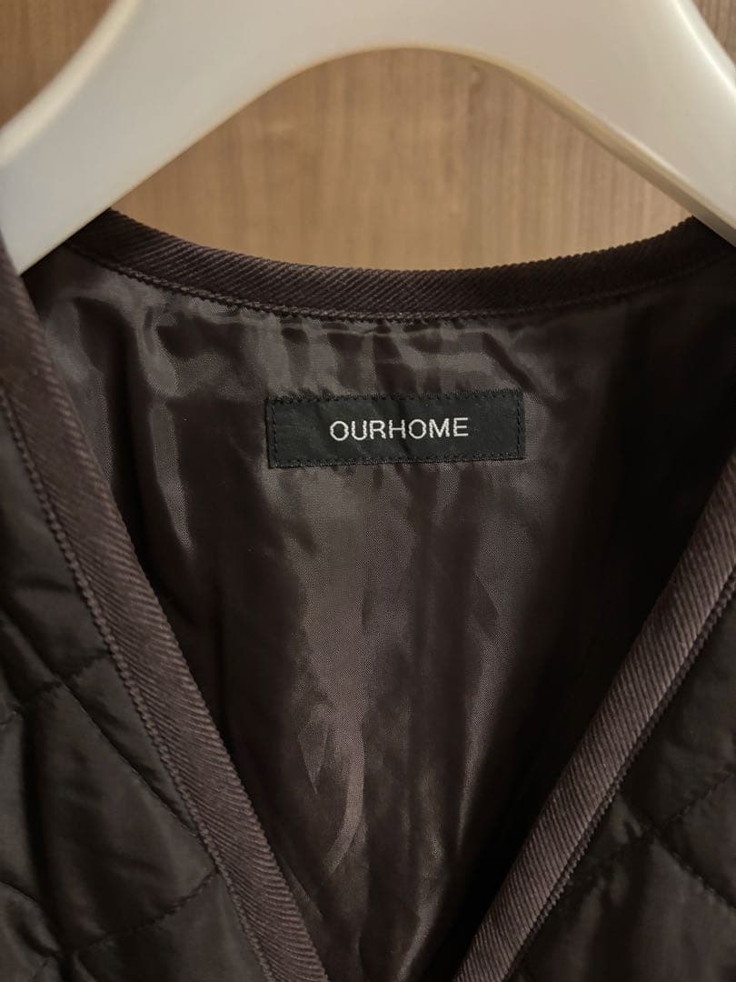 OUR ロング丈のキルティングベスト（チャコールブラウン）