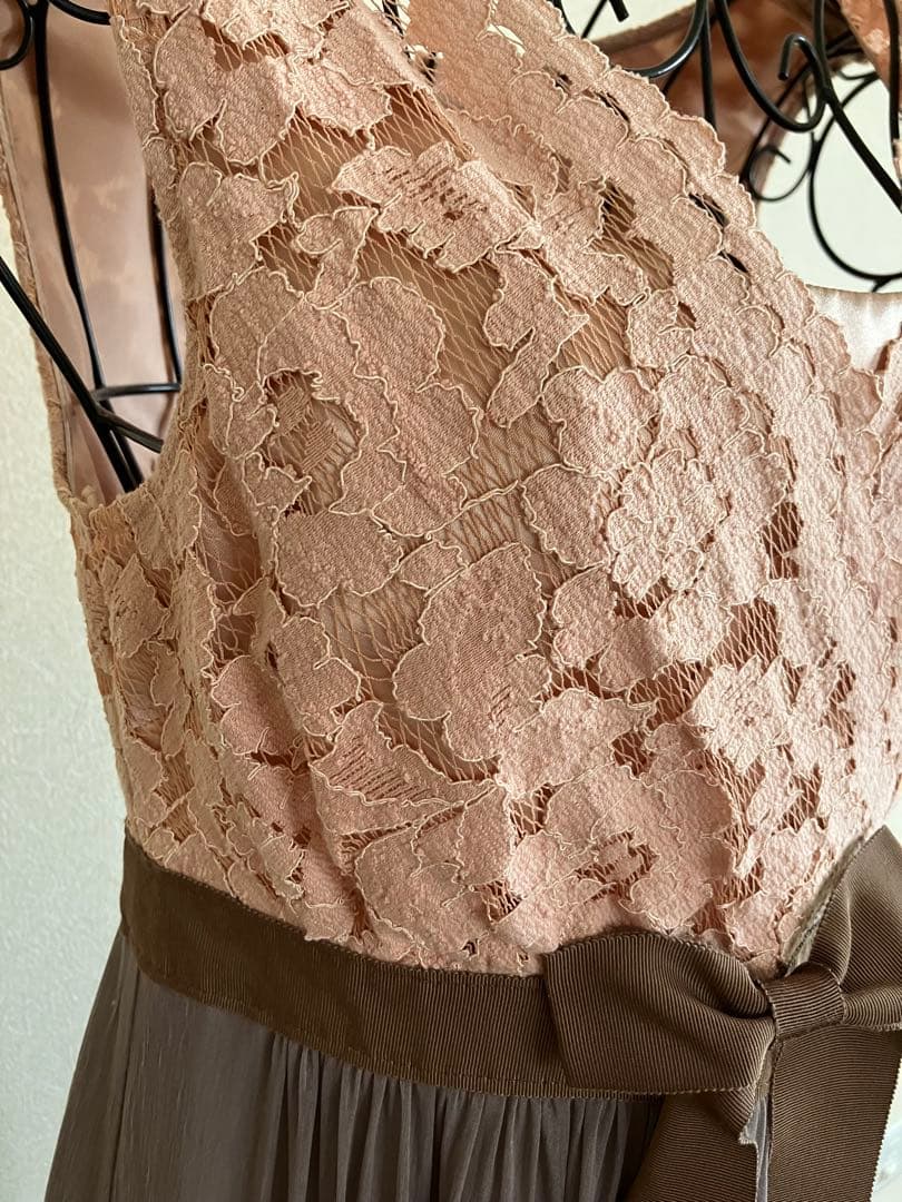 エレガントなレースマキシドレス