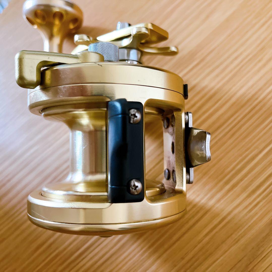 美品　シマノ　スコーピオン オシアジガー 2000P リール