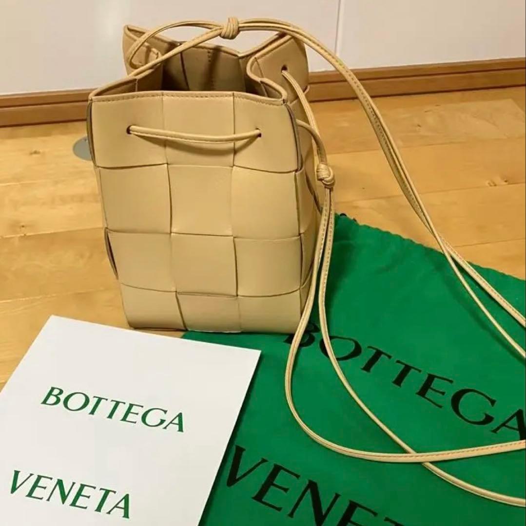 【極美品】ボッテガヴェネタ / スモール カセット バケット /アーモンド
