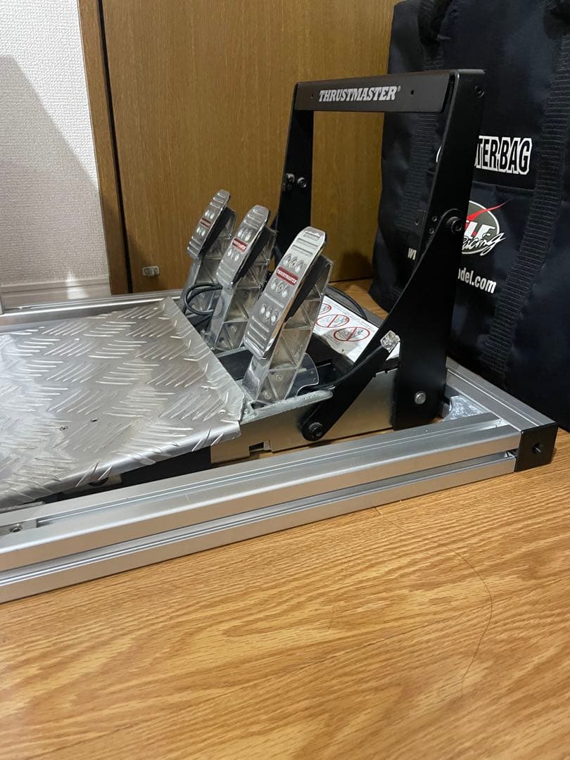 レーシングシミュレーターコックピット