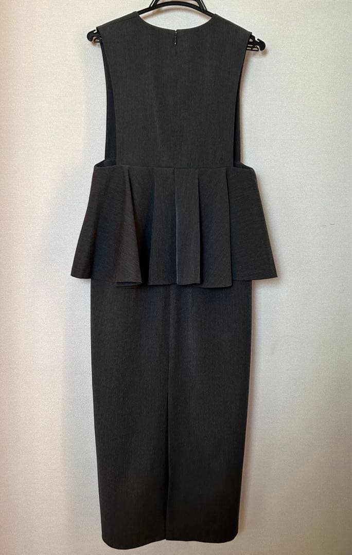 ダークグレー Vネック ペプラムワンピース