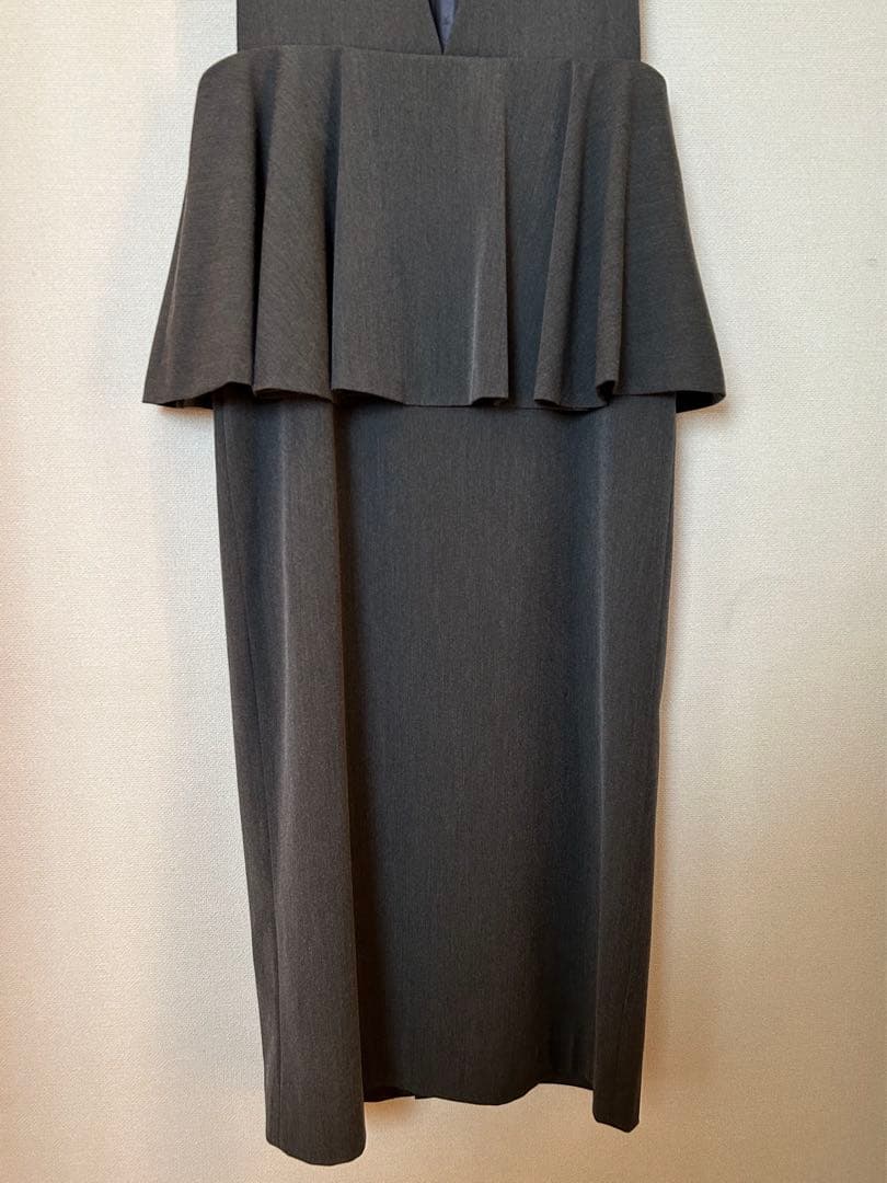 ダークグレー Vネック ペプラムワンピース