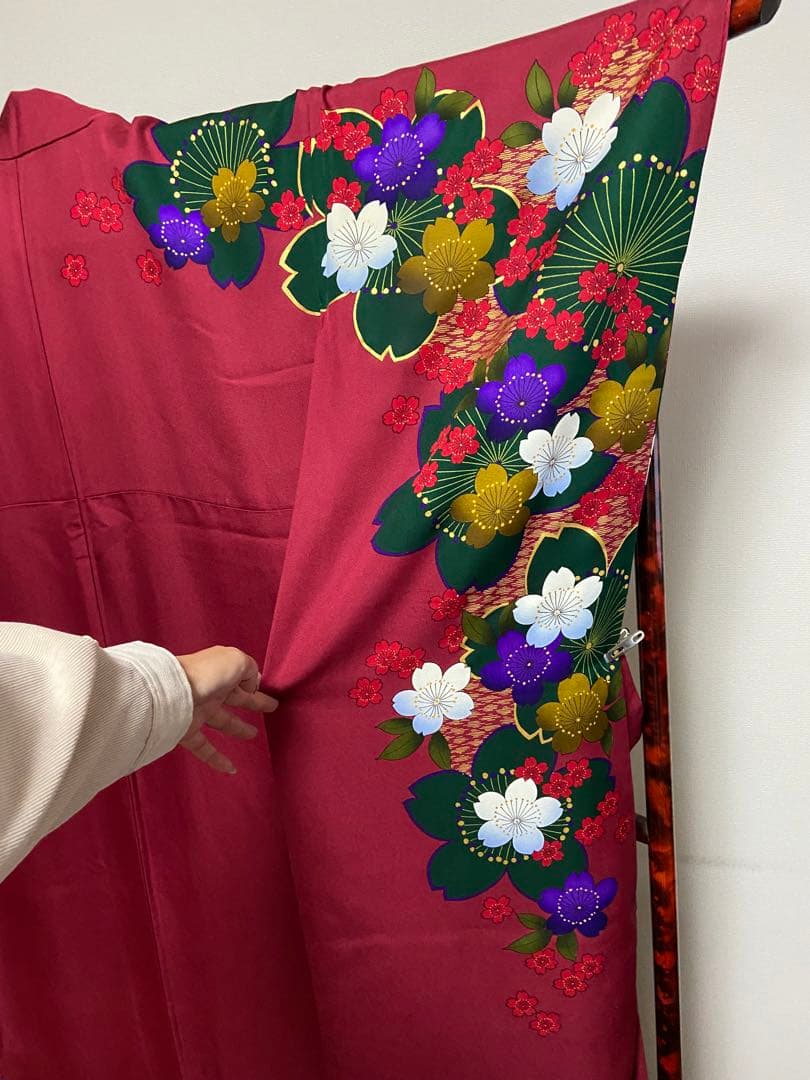 赤 花柄刺繍 振袖　成人式　記念撮影に◉現代風着物