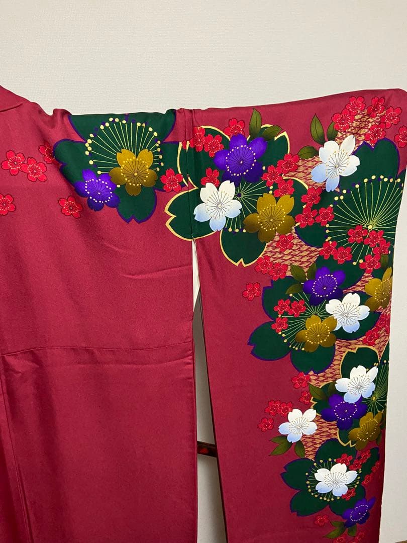 赤 花柄刺繍 振袖　成人式　記念撮影に◉現代風着物
