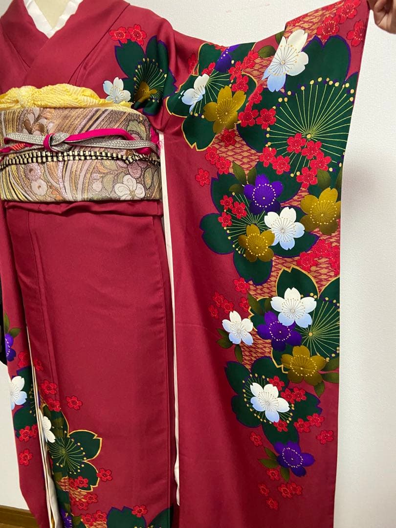 赤 花柄刺繍 振袖　成人式　記念撮影に◉現代風着物