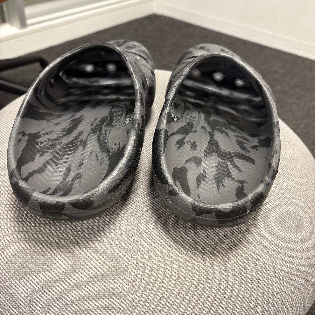 Keen ヨギ サンダル 迷彩ブラック