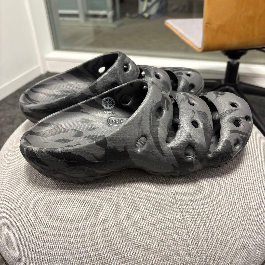 Keen ヨギ サンダル 迷彩ブラック