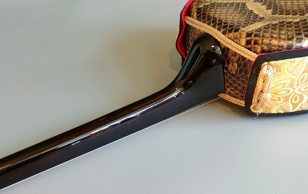 昭和52年琉球白峰三味線店扱い八重山黒木ウジラミ材 真壁型三線