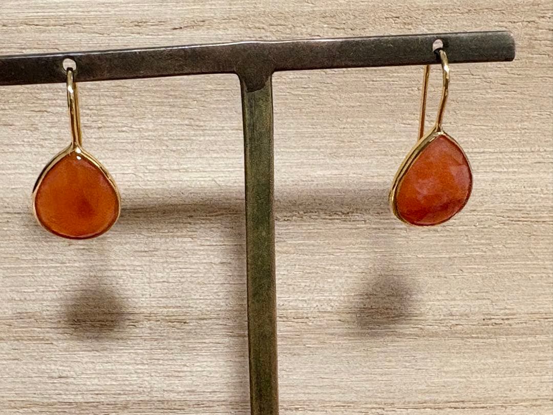 出品は、31日迄。La soeurペアシェイプフックピアス　カーネリアン