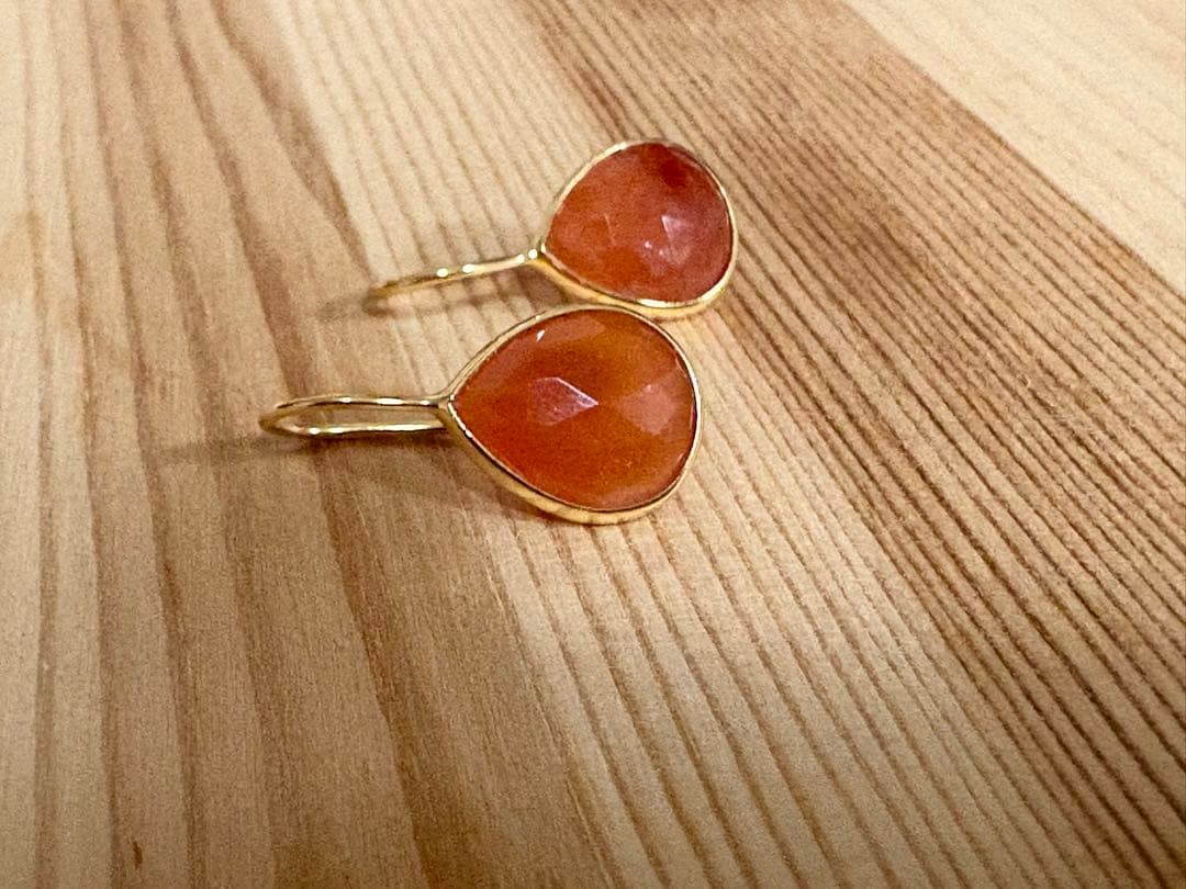 出品は、31日迄。La soeurペアシェイプフックピアス　カーネリアン