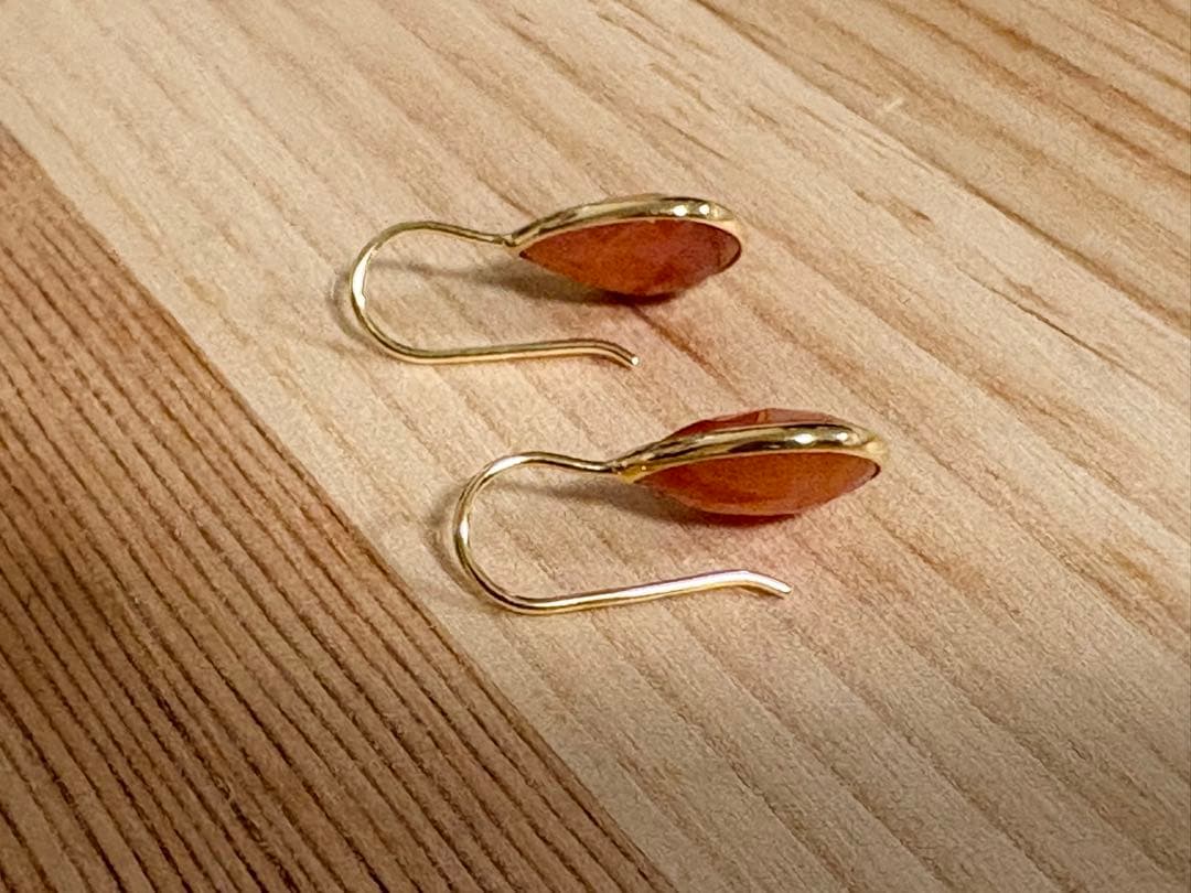 出品は、31日迄。La soeurペアシェイプフックピアス　カーネリアン