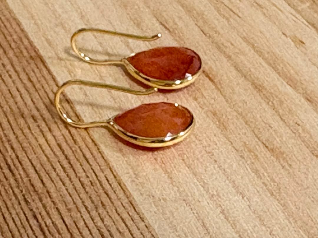 出品は、31日迄。La soeurペアシェイプフックピアス　カーネリアン