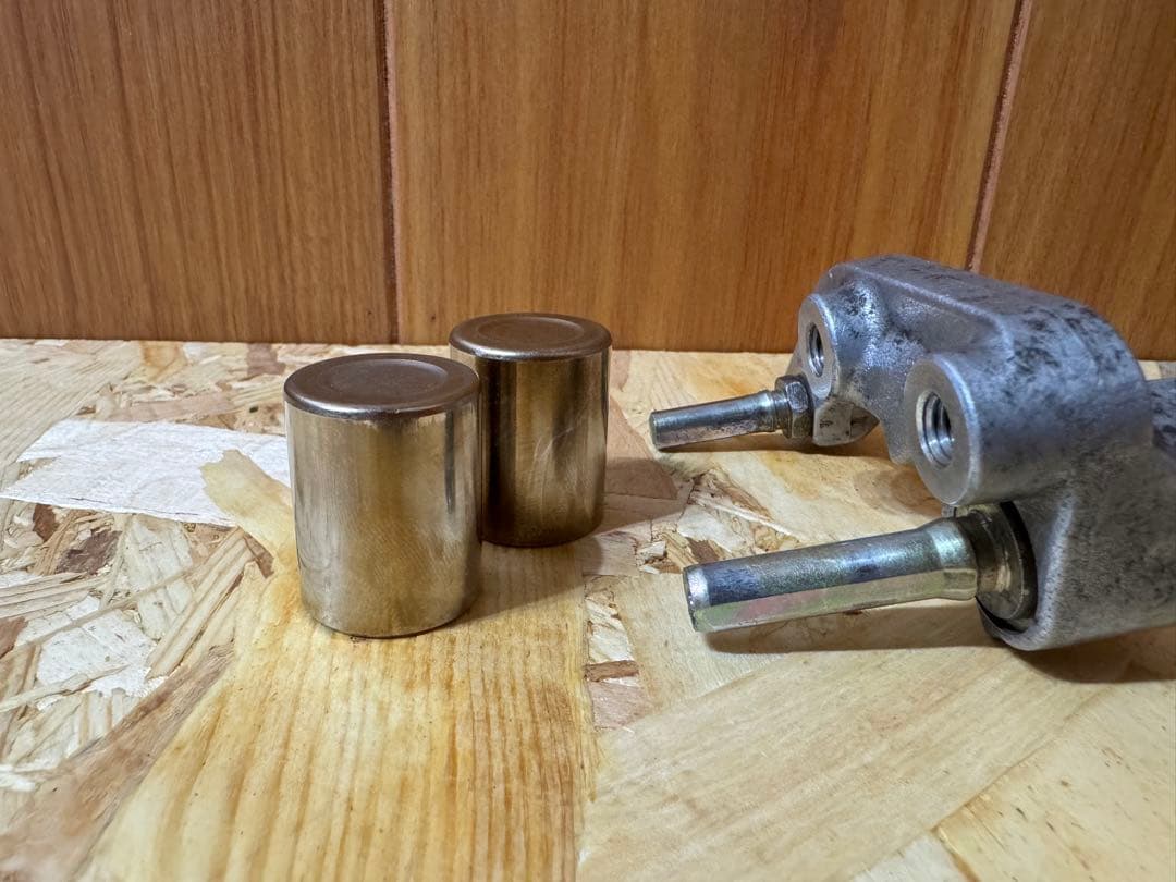 ftr223 ブレーキキャリパー　OH済み