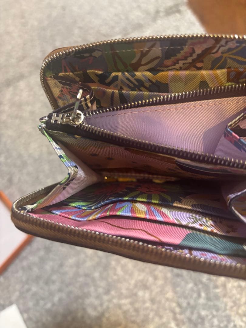 【新品！未使用】シルクイン コンパクト　ゴールド エルメス