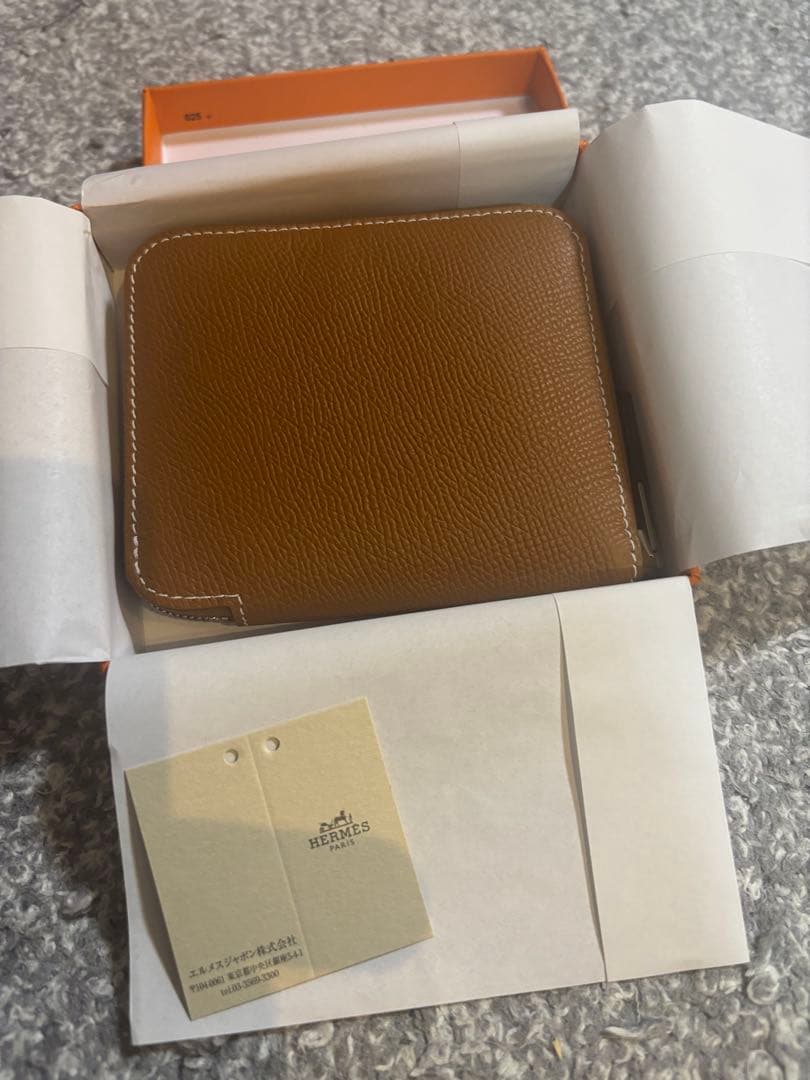 【新品！未使用】シルクイン コンパクト　ゴールド エルメス