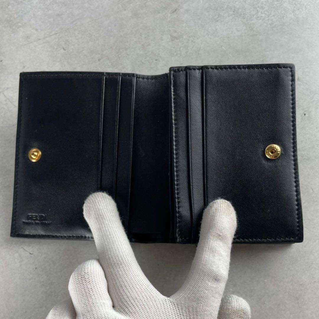 【極美品】フェンディ 折り財布 バケット エンボス 金具 ロゴ 総柄 レザー
