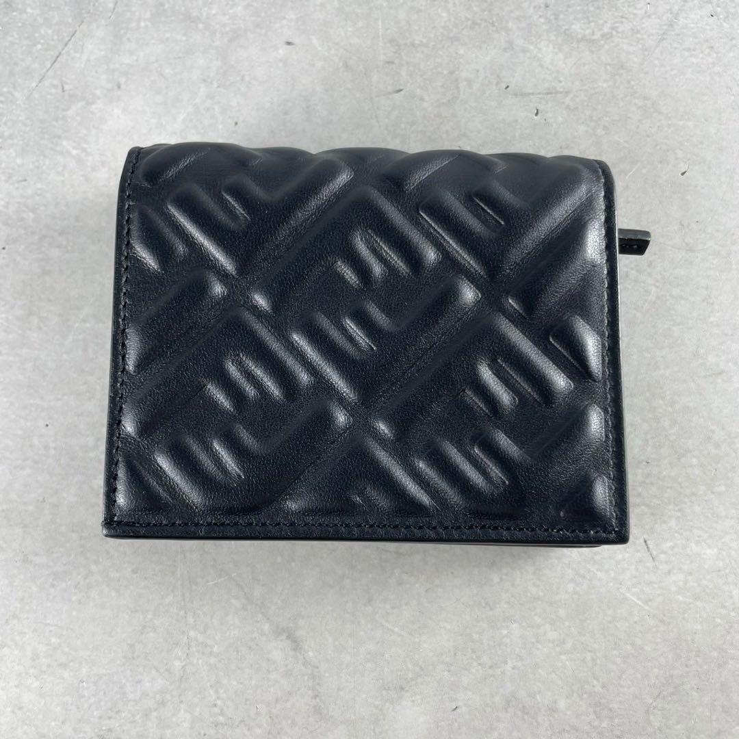 【極美品】フェンディ 折り財布 バケット エンボス 金具 ロゴ 総柄 レザー