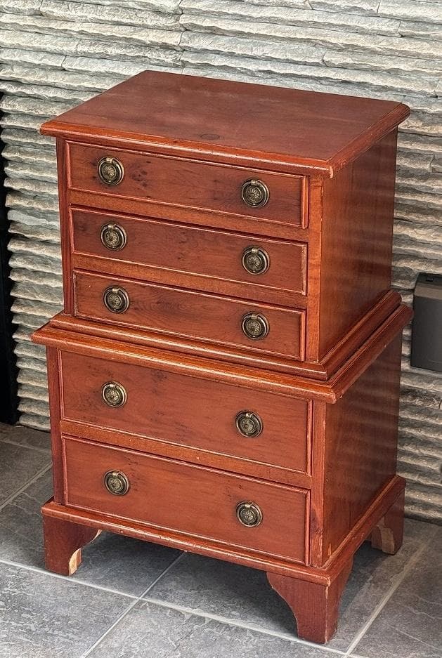 売約済み　英国　アンティーク　キャラメル色のチェスト　イチイ材　 サイドチェスト