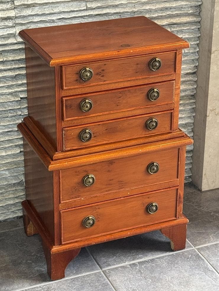 売約済み　英国　アンティーク　キャラメル色のチェスト　イチイ材　 サイドチェスト