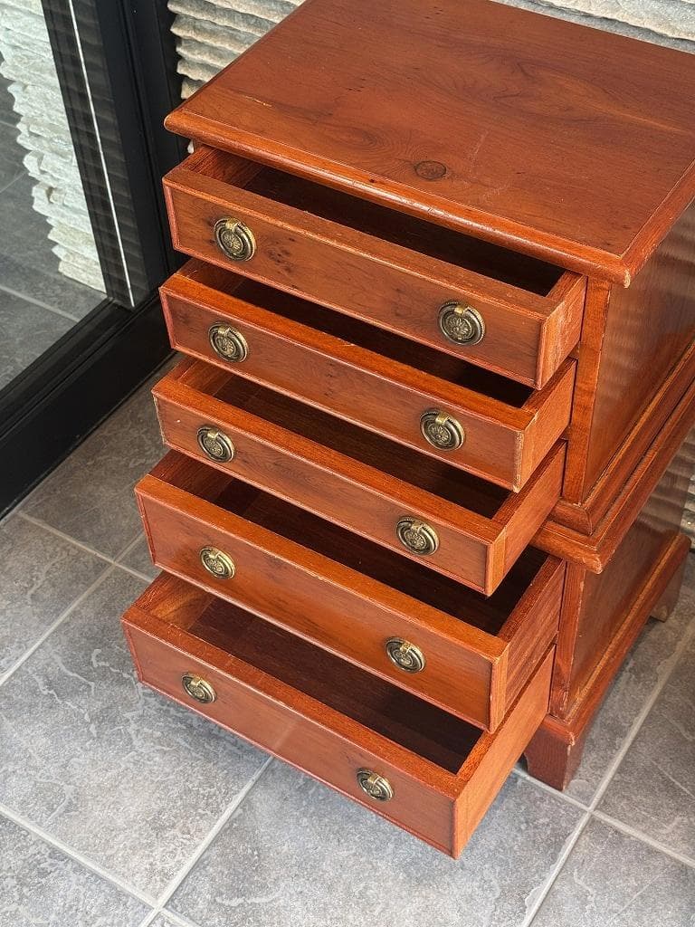 売約済み　英国　アンティーク　キャラメル色のチェスト　イチイ材　 サイドチェスト