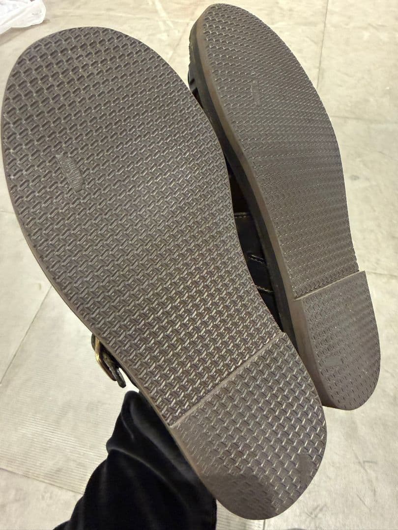 SUS-SOUS（シュス） ／ BELTED SANDALS