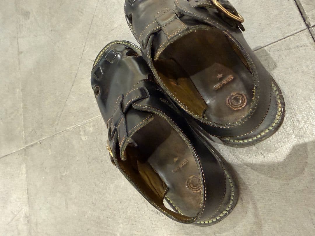 SUS-SOUS（シュス） ／ BELTED SANDALS