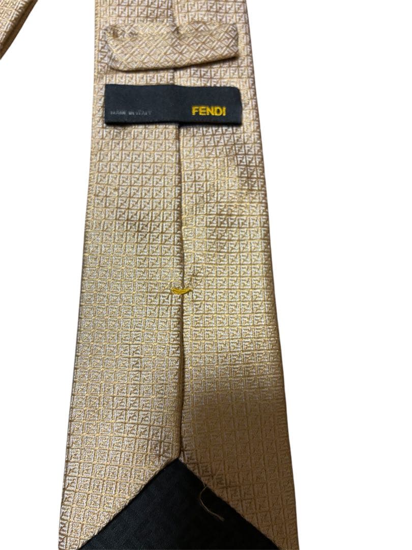 FENDI　ネクタイ　黄色イエロー　　男性　メンズ　スーツ　シルク100%　無地