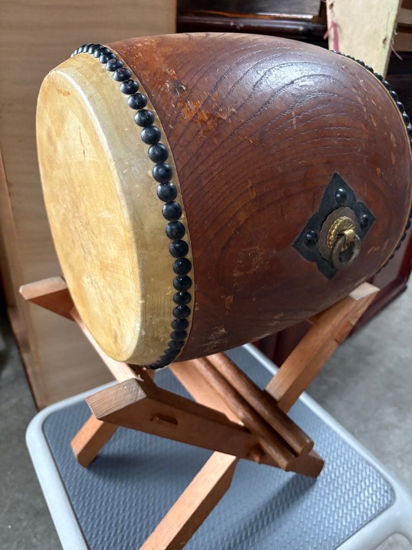 初出　和太鼓　長胴太鼓　伝統和楽器　けやき材くり抜き　台座、バチ2組付き