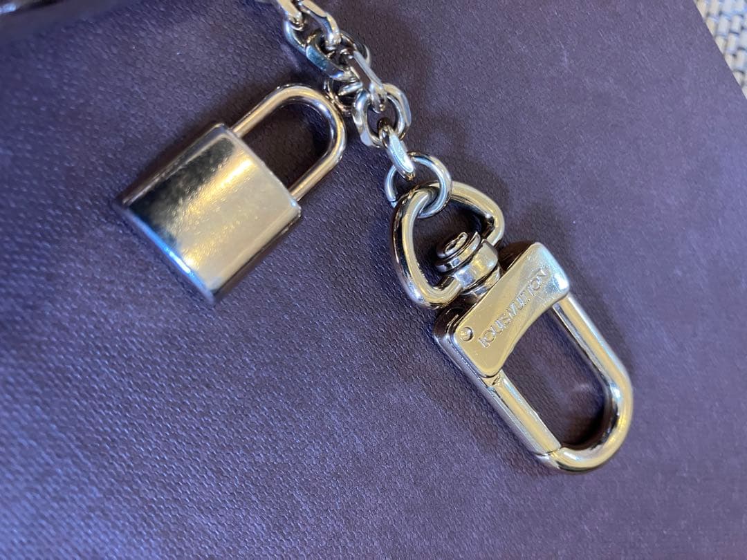 ルイヴィトン チェーン　カレイド Vホルダー キーホルダー チャーム