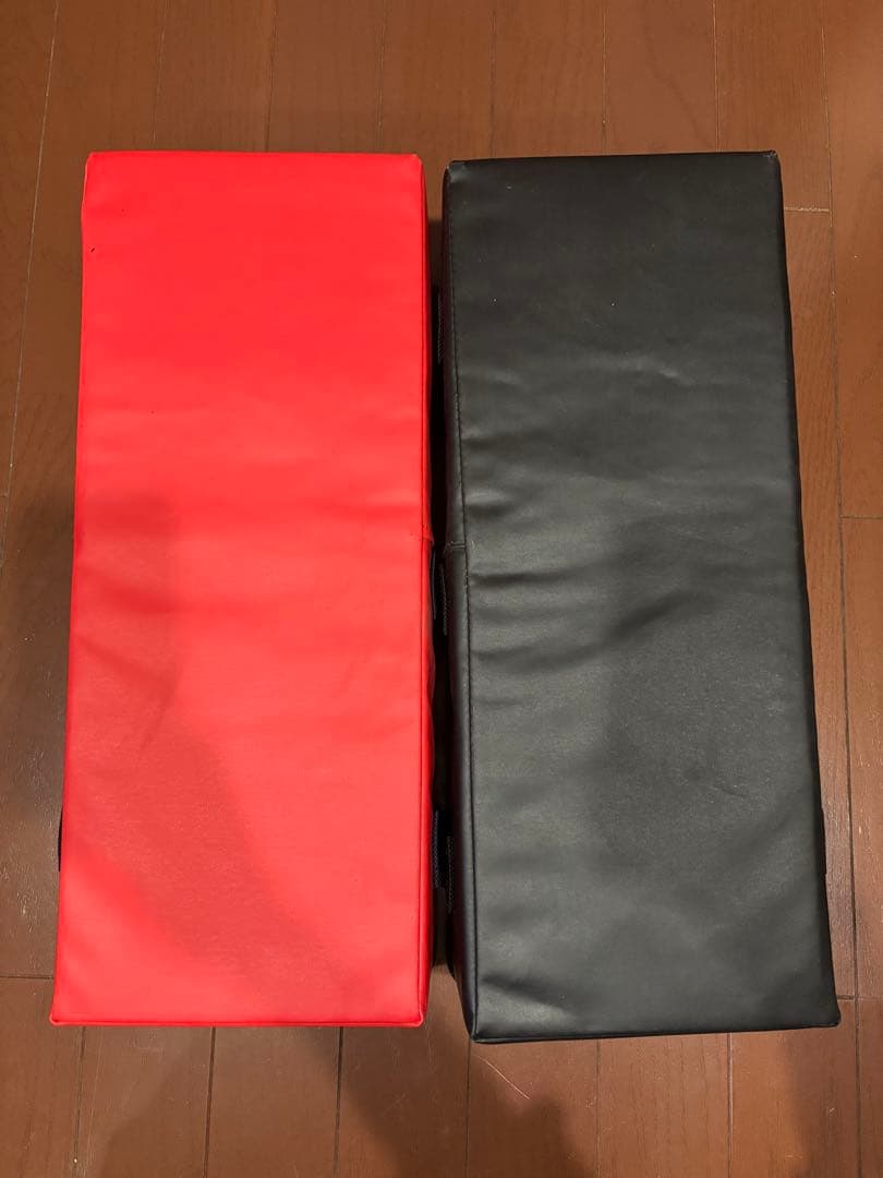 ISAMI キックミット 赤 黒 2個セット