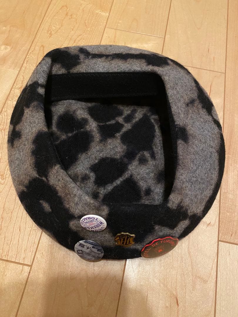 ジョンブル　ウール グレーと黒のニュアンス柄ベレー帽 パッチ付き