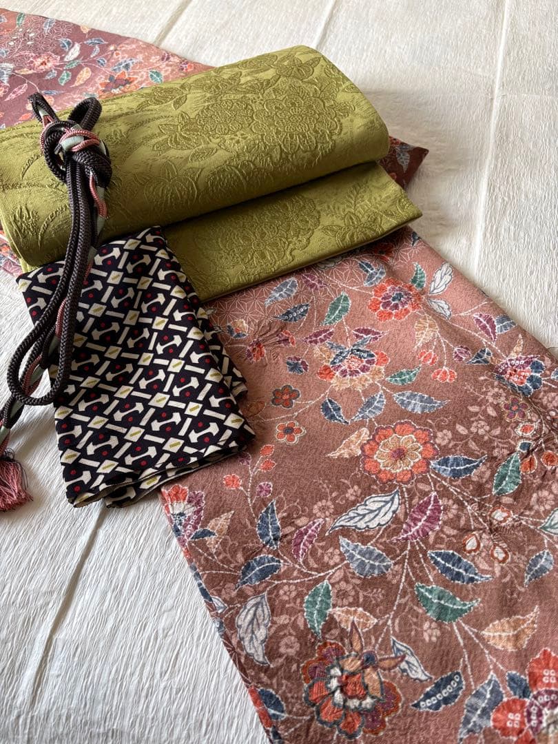 ❤️落ち着いた花文様　正絹縮緬小紋　超美品　新品畳紙付き