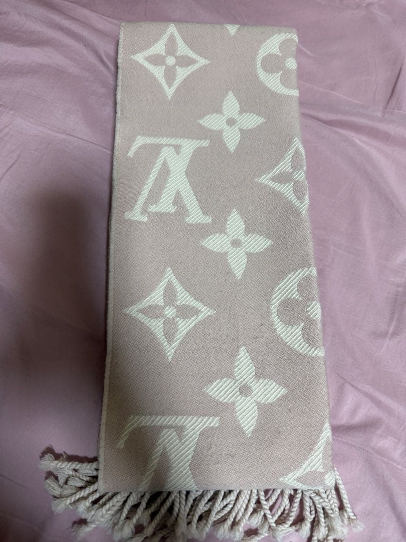 Louis Vuitton ピンク マフラー ロゴ入り