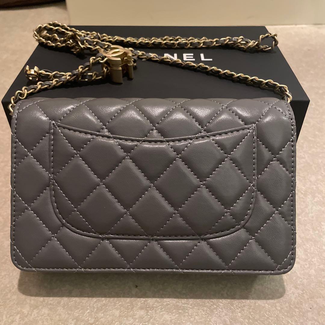 CHANEL グレー キルティング ショルダーバッグノベルティー