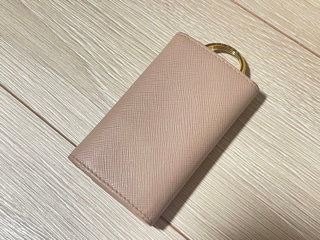 PRADA ピンクベージュ レザー キーケース