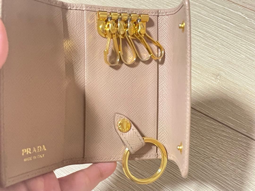 PRADA ピンクベージュ レザー キーケース