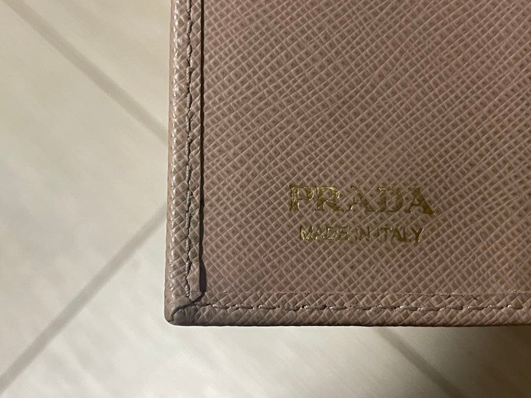 PRADA ピンクベージュ レザー キーケース