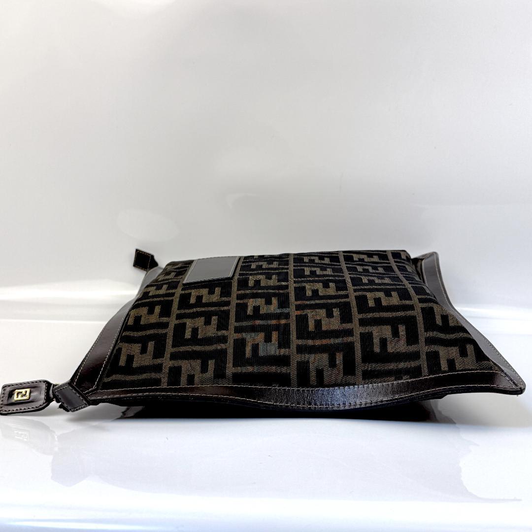 極美品 FENDI ズッカ セカンドバッグ クラッチバッグ FF金具 レザー