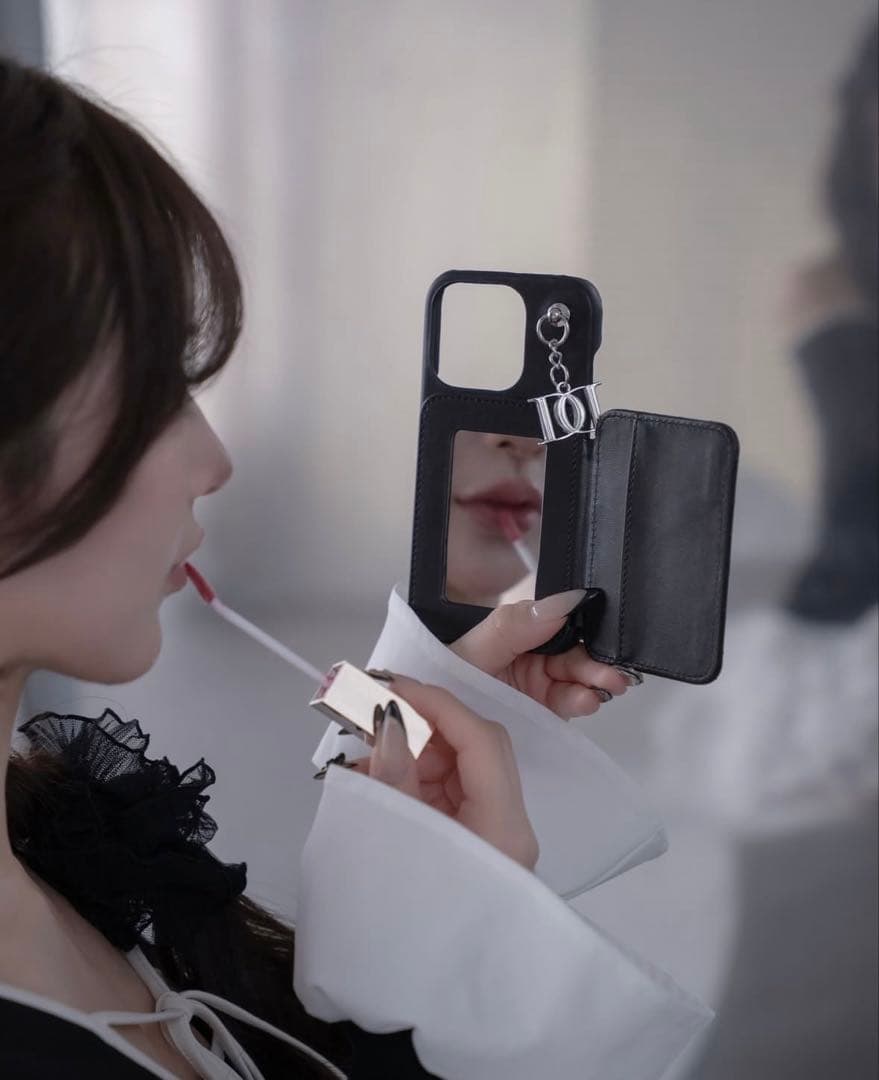 ダーリッチ キルティングミラーDDチャームiPhoneケース 16
