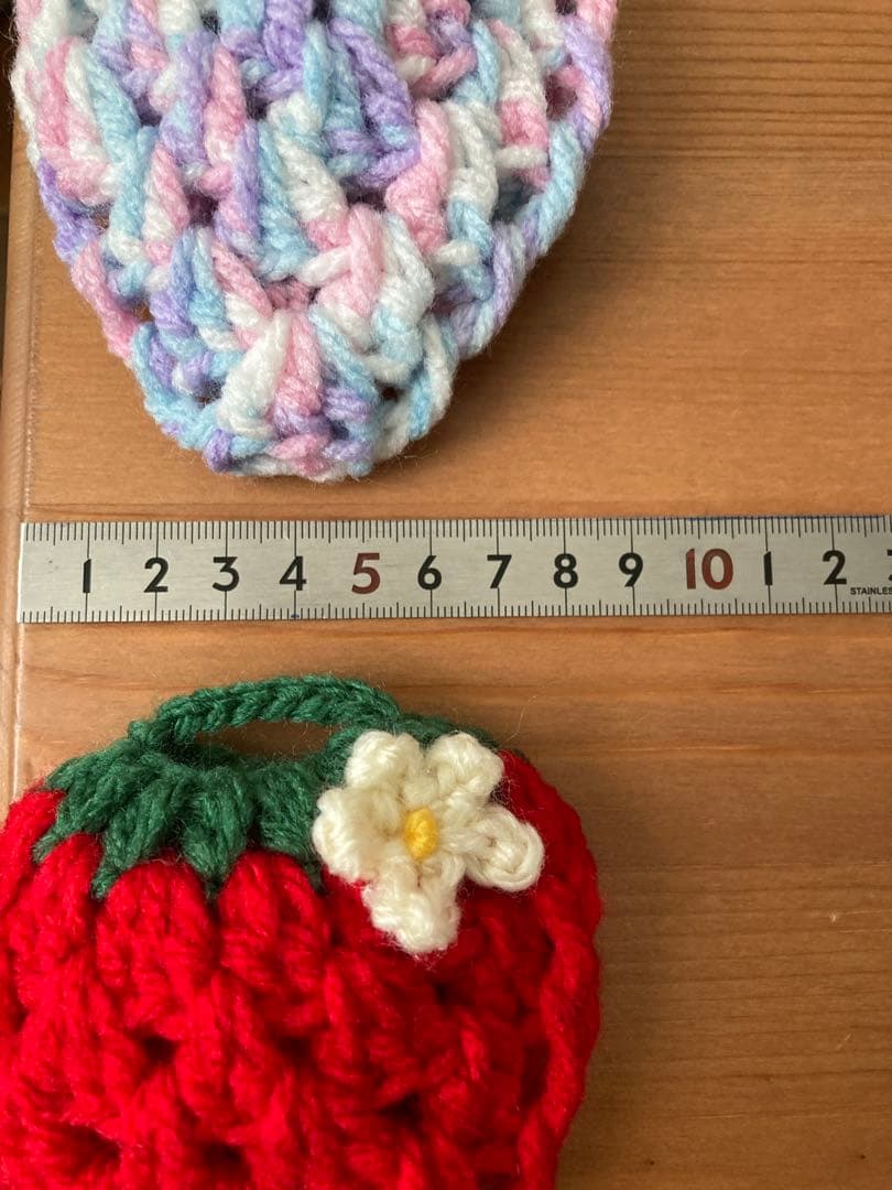 ぴいちp1　アクリルたわし　お花を付けたいちご