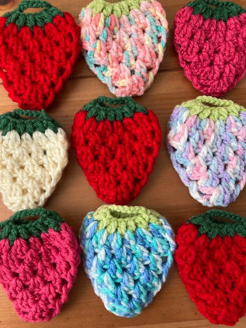 ぴいちp1　アクリルたわし　お花を付けたいちご