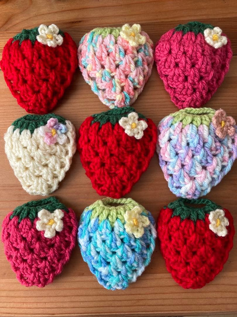 ぴいちp1　アクリルたわし　お花を付けたいちご