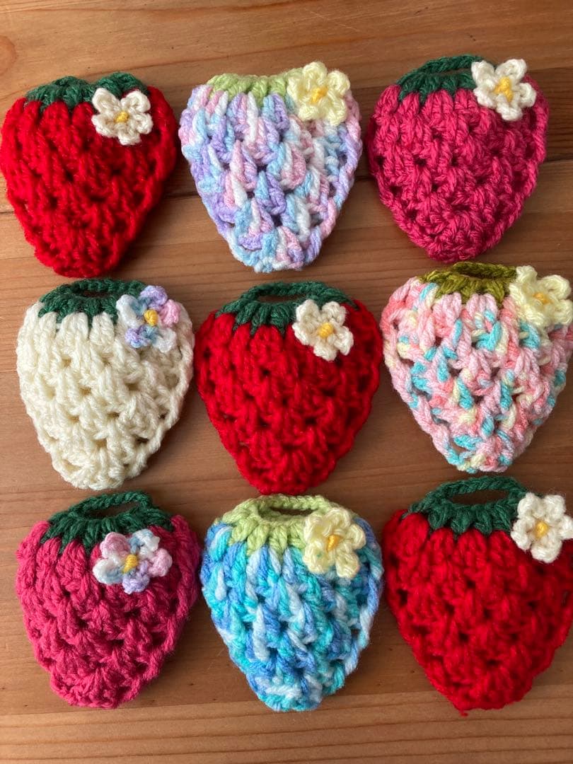 ぴいちp1　アクリルたわし　お花を付けたいちご