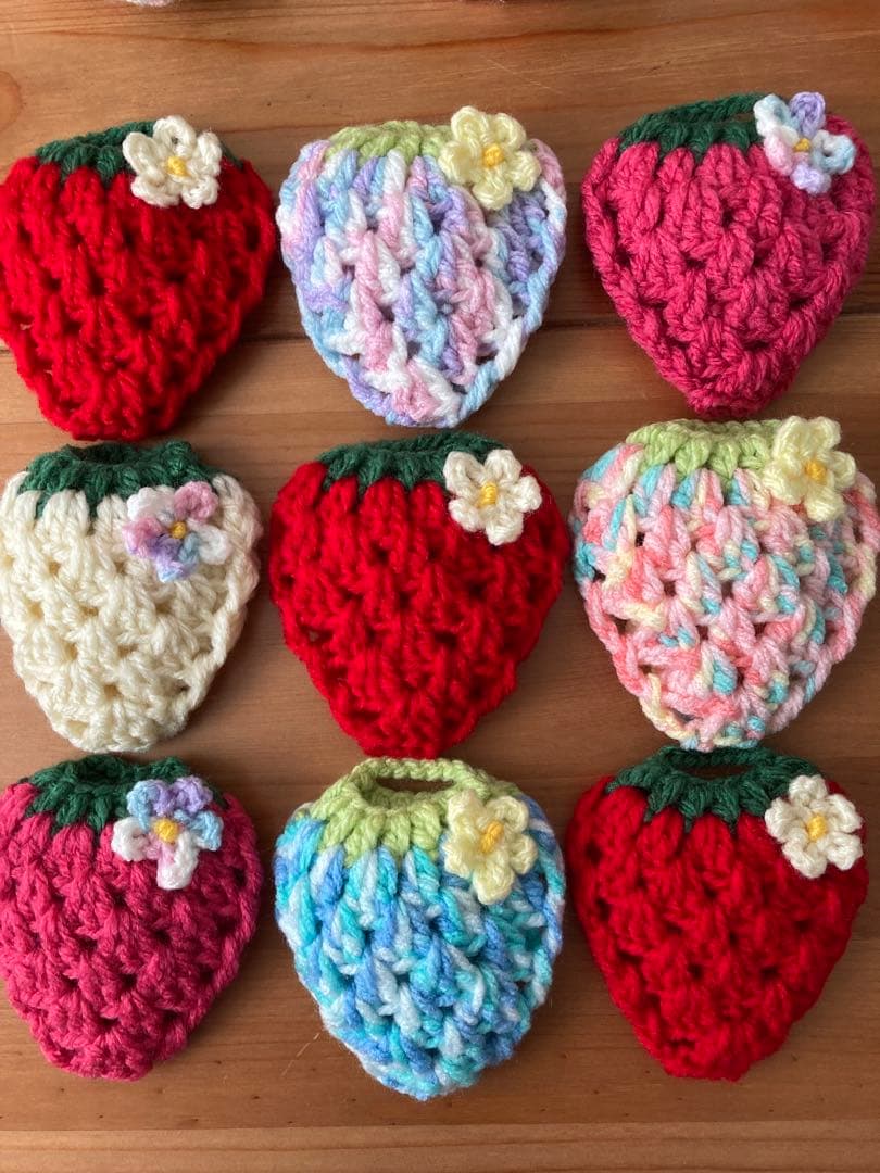 ぴいちp1　アクリルたわし　お花を付けたいちご