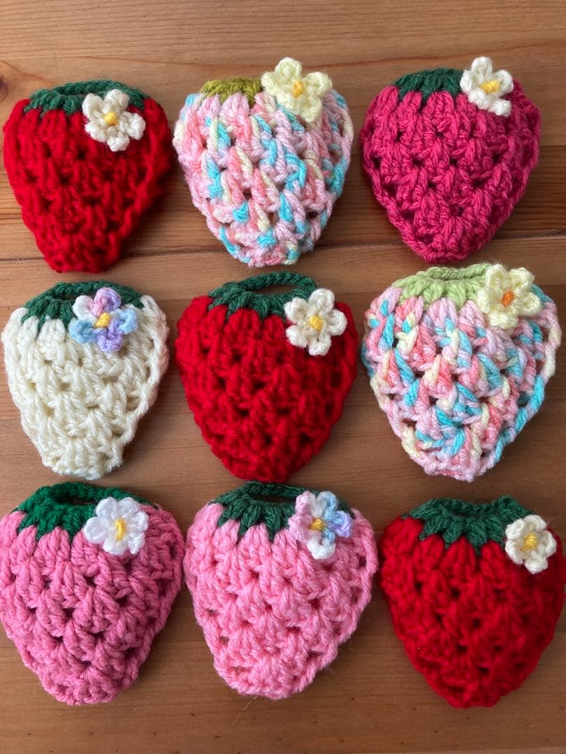 ぴいちp1　アクリルたわし　お花を付けたいちご