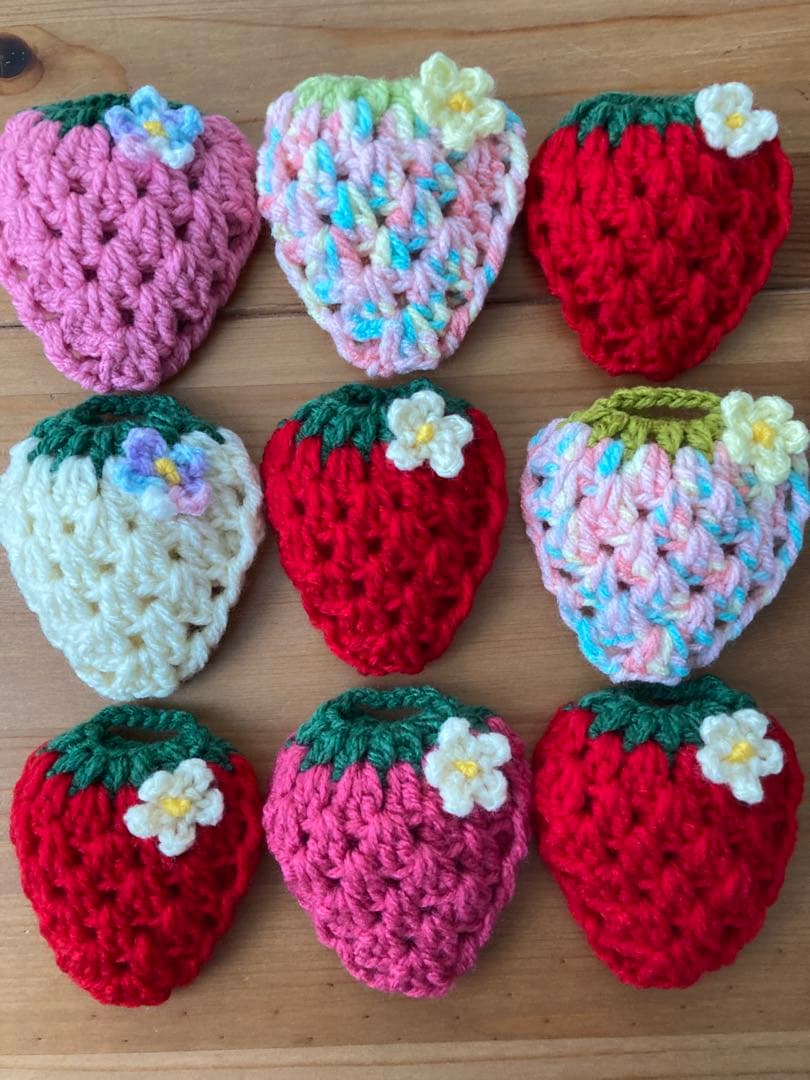 ぴいちp1　アクリルたわし　お花を付けたいちご