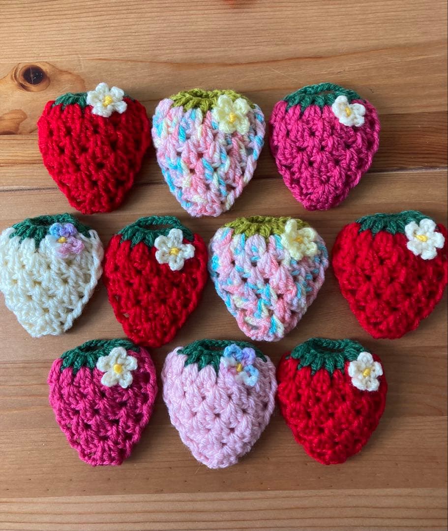 ぴいちp1　アクリルたわし　お花を付けたいちご